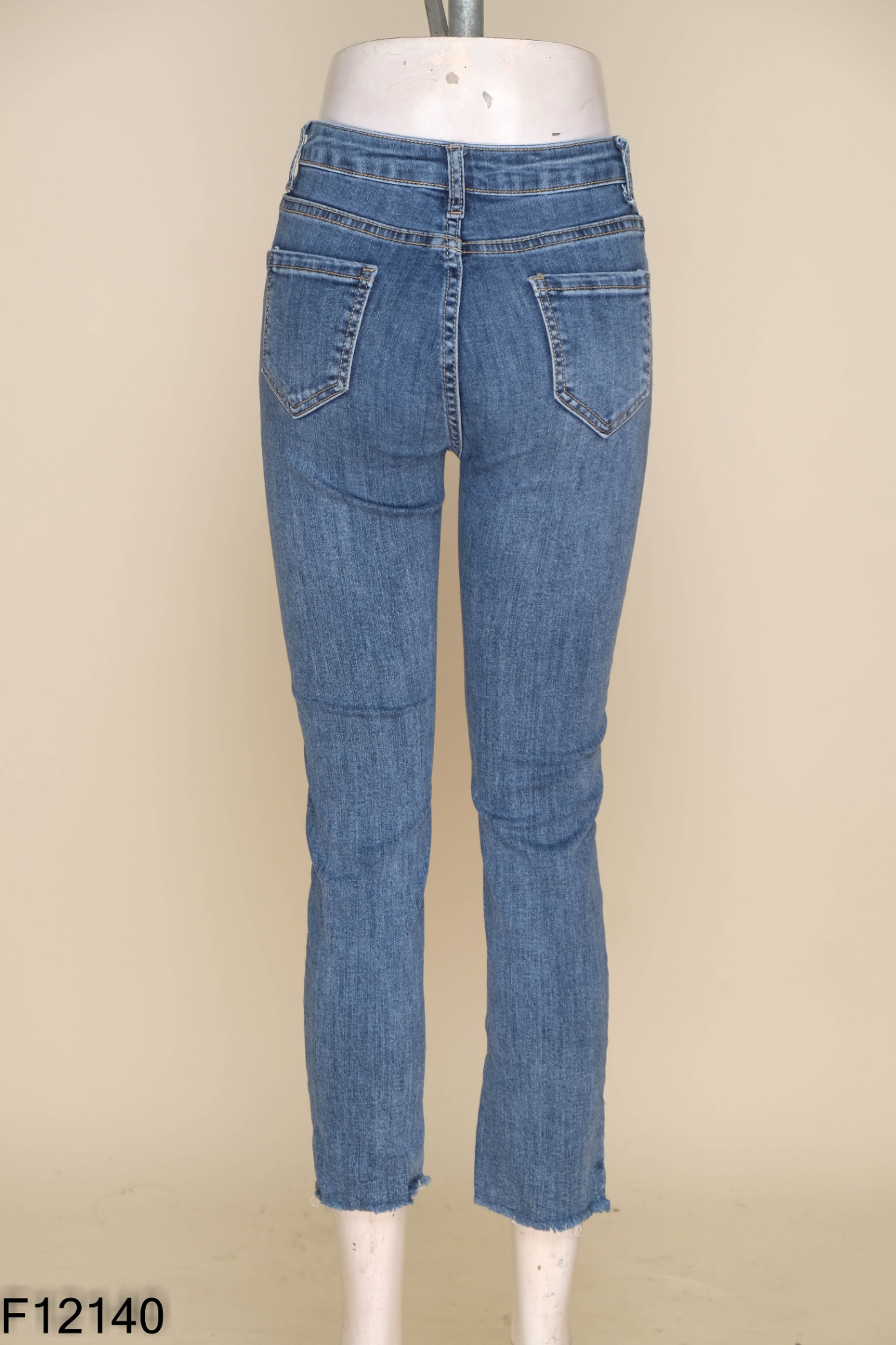 Quần jeans xanh ống loe