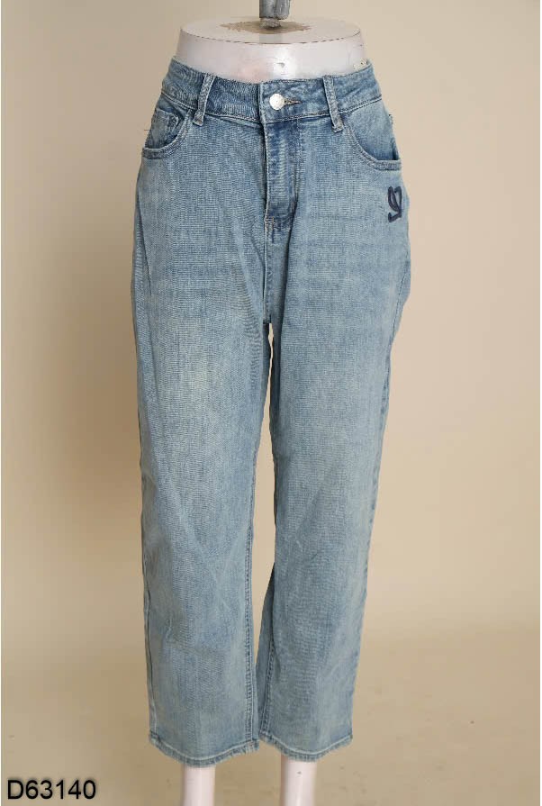 Quần jeans xanh thêu chữ