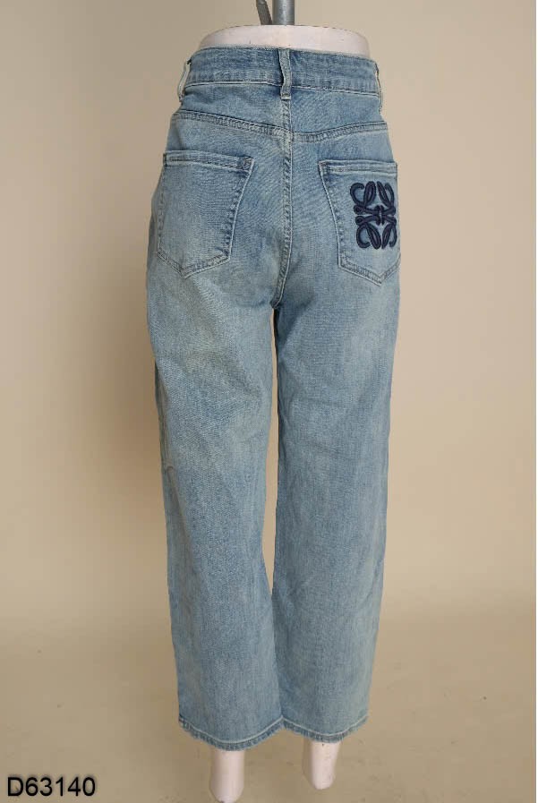 Quần jeans xanh thêu chữ