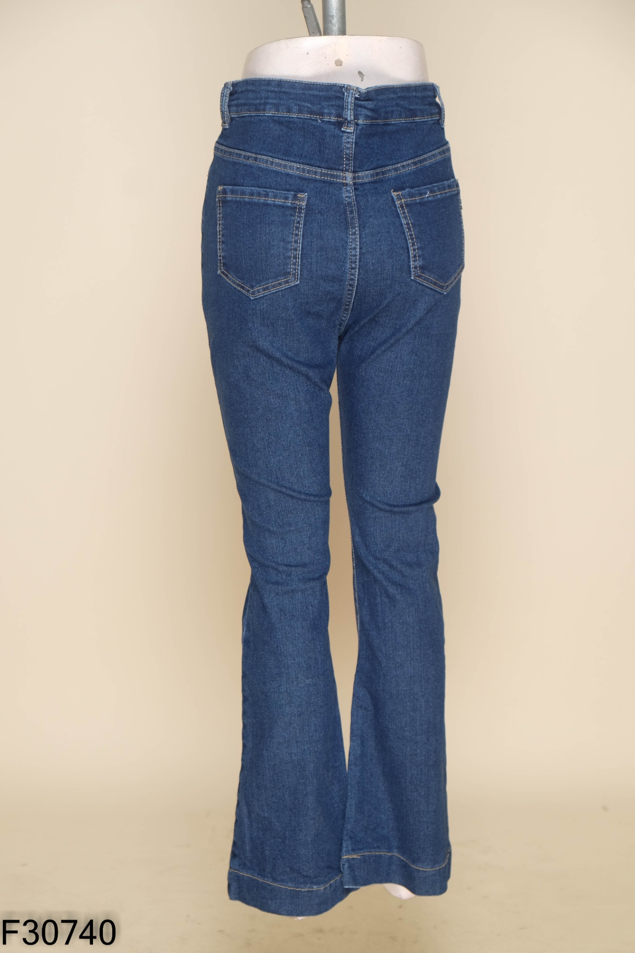 Quần jeans xanh ống loe