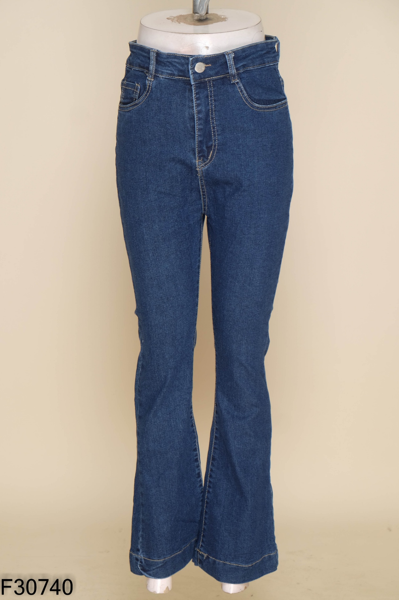 Quần jeans xanh ống loe