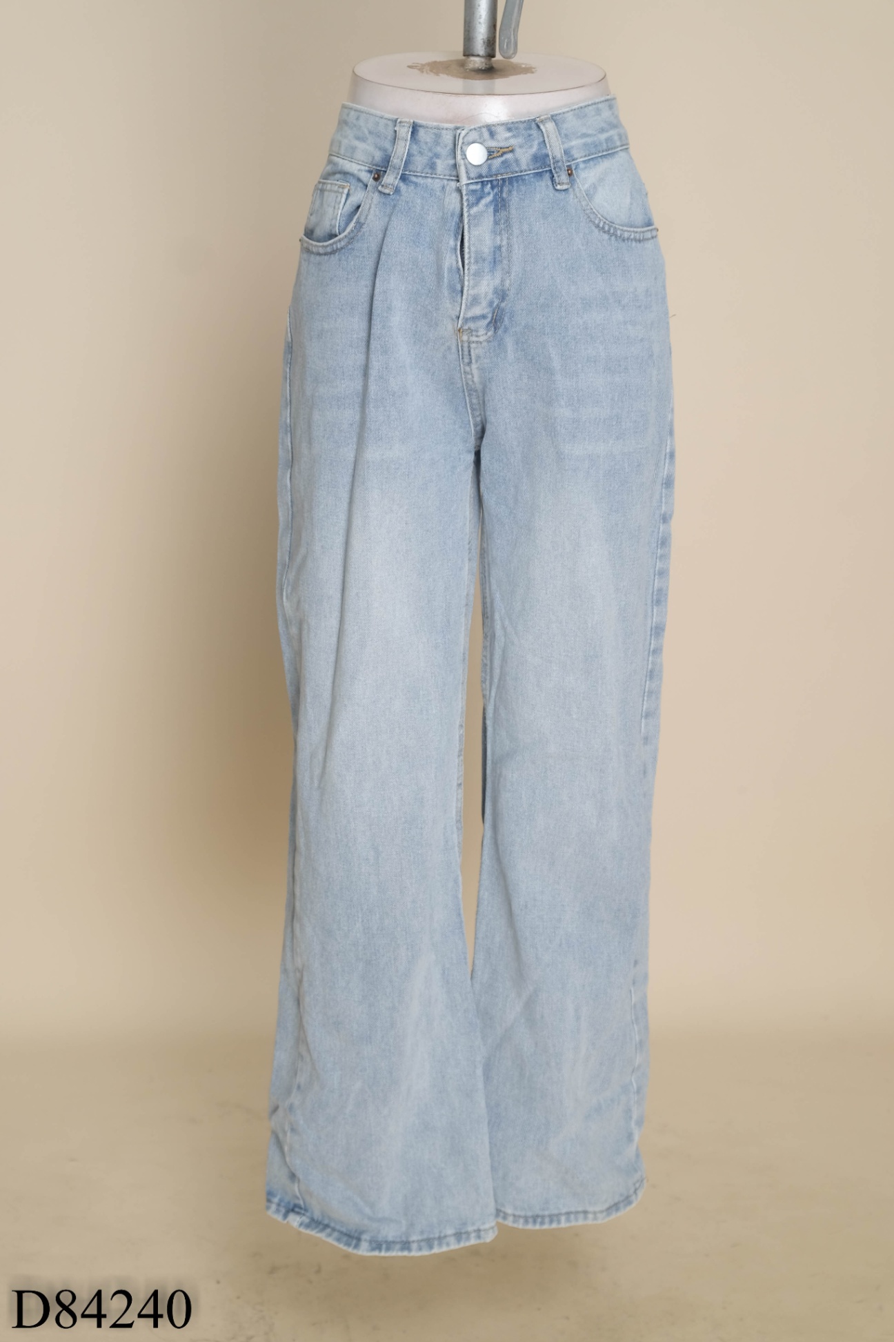 Quần jeans xanh nhạt