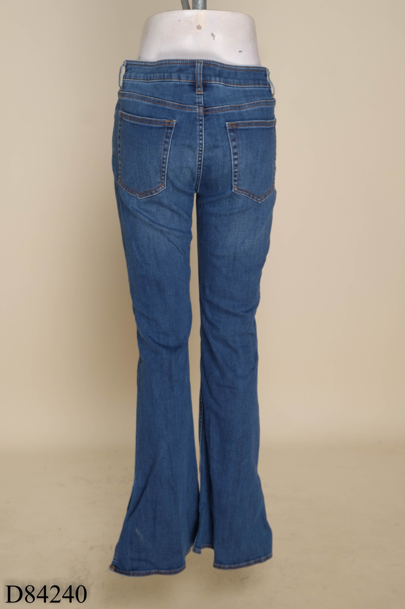 Quần jeans xanh xẻ gấu