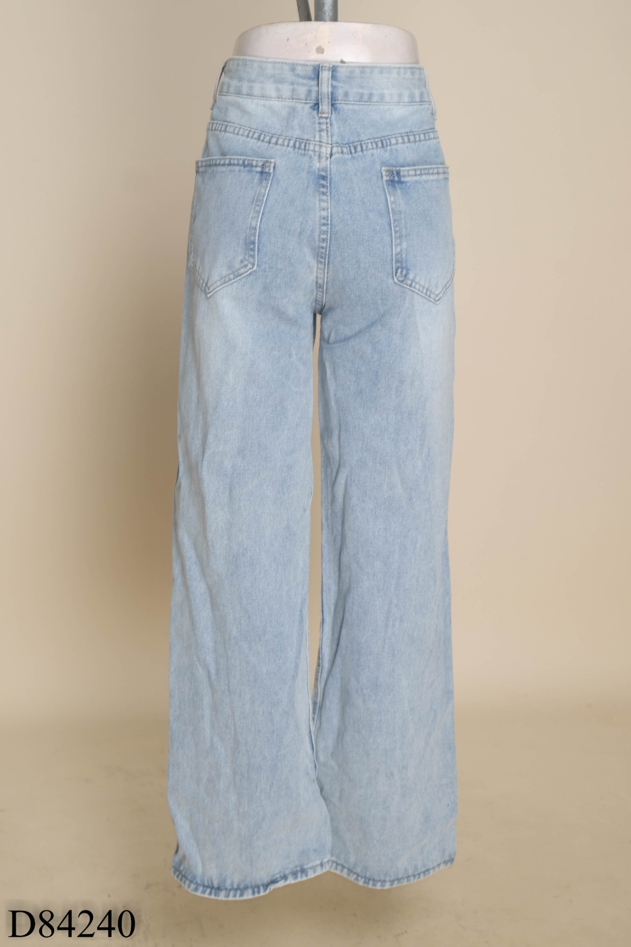 Quần jeans xanh nhạt