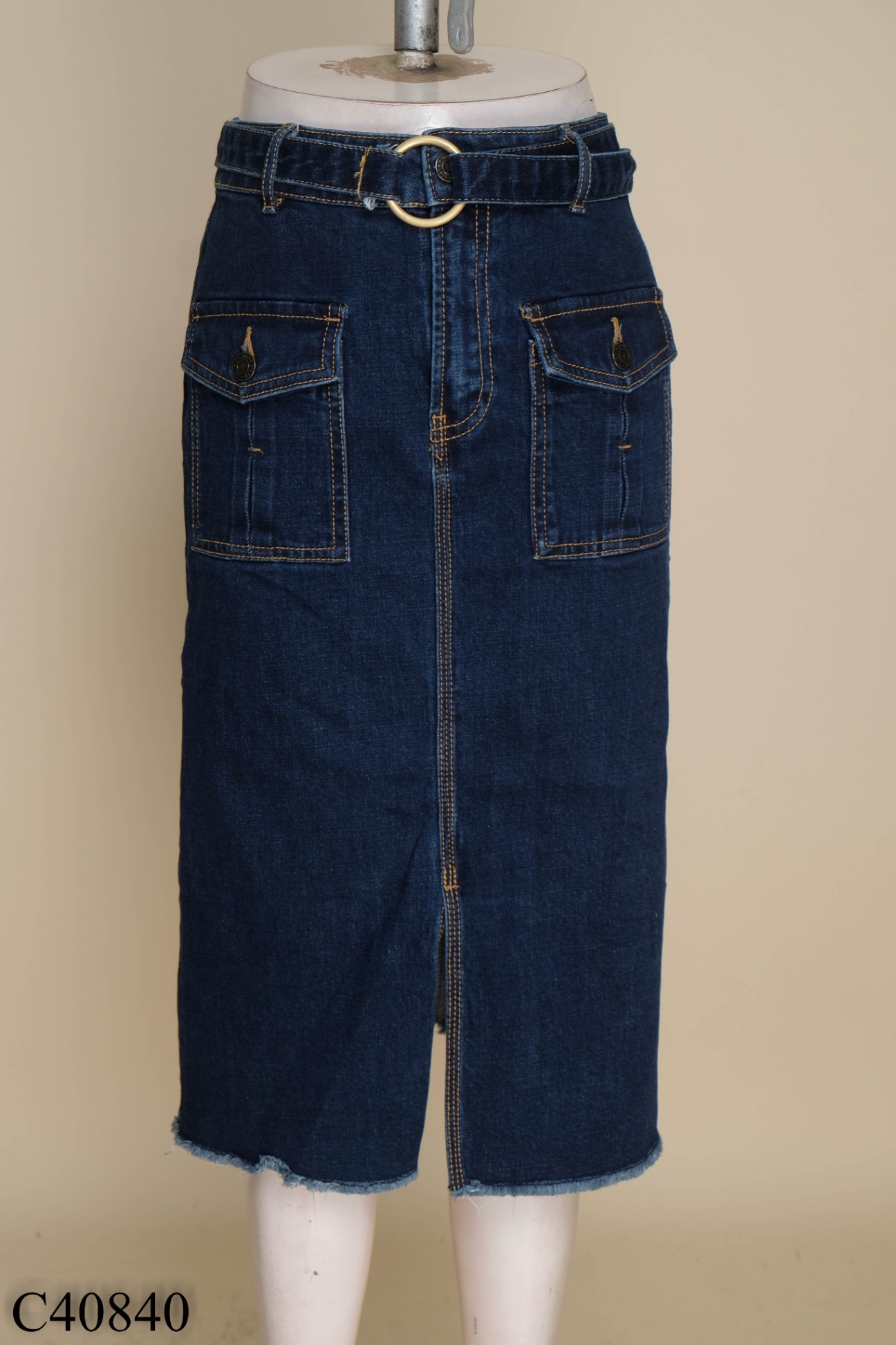 Chân váy jeans xanh kèm đai