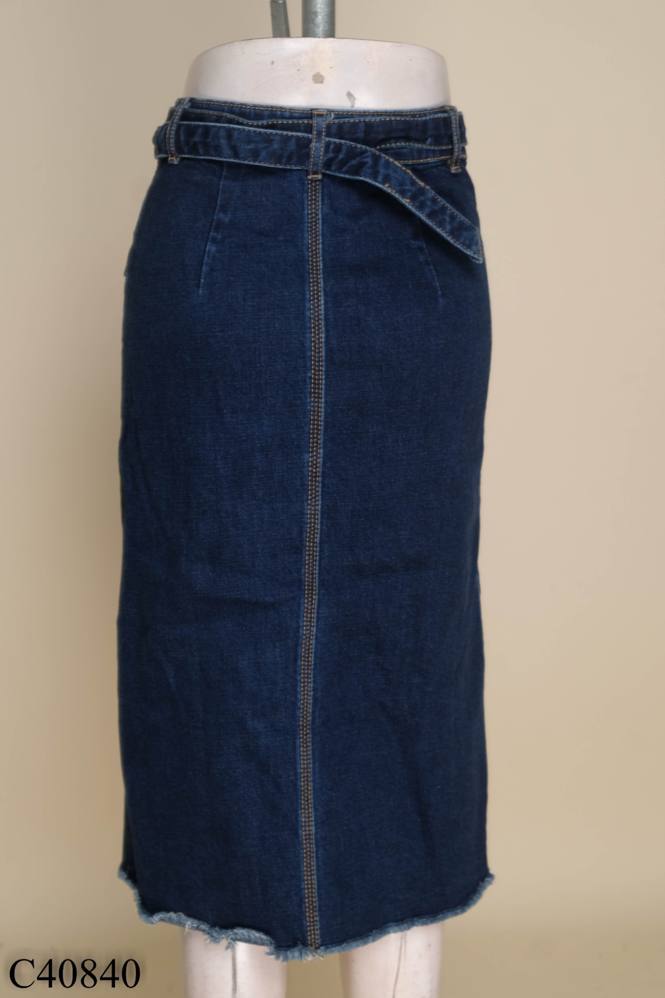 Chân váy jeans xanh kèm đai