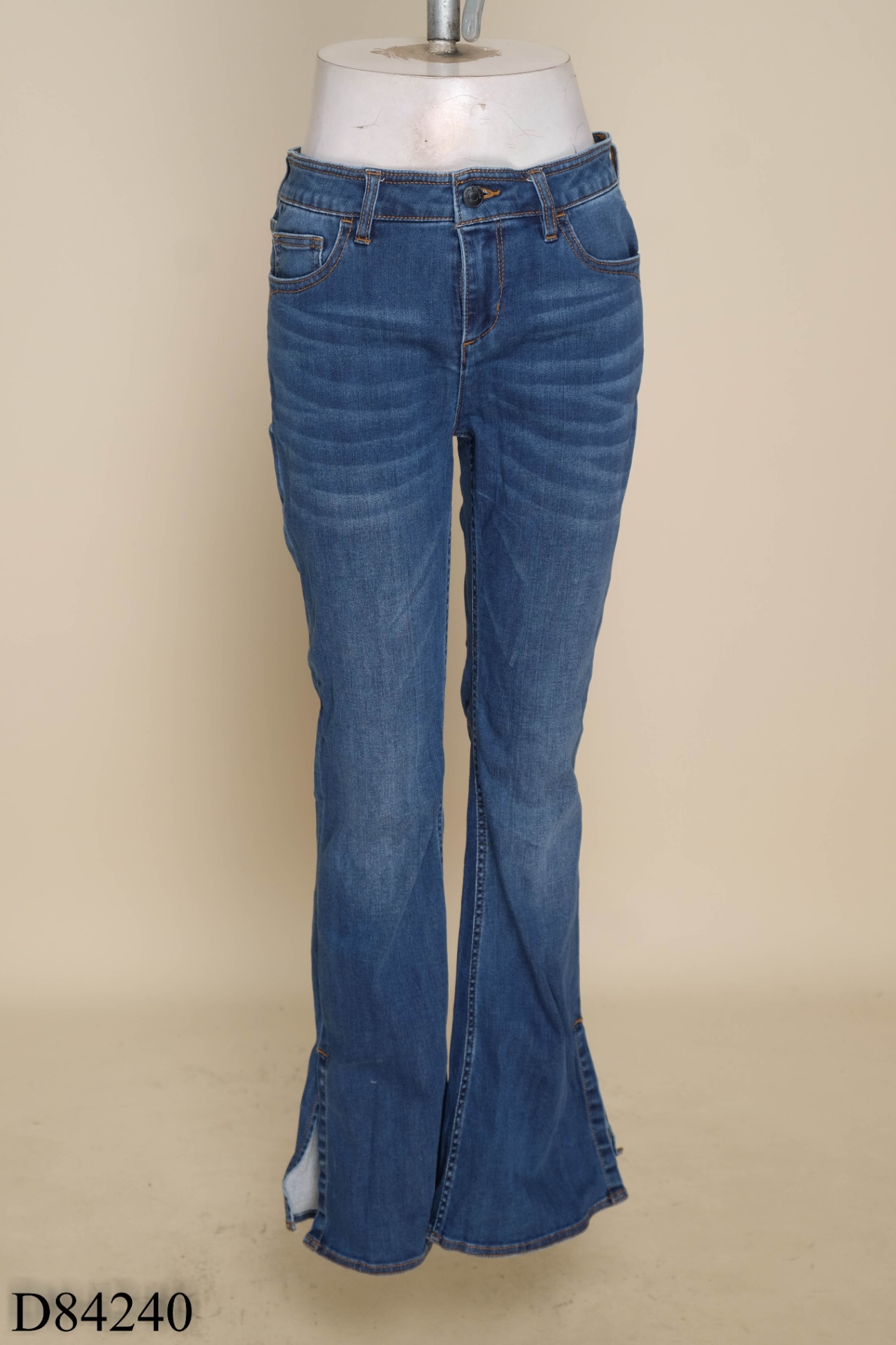 Quần jeans xanh xẻ gấu