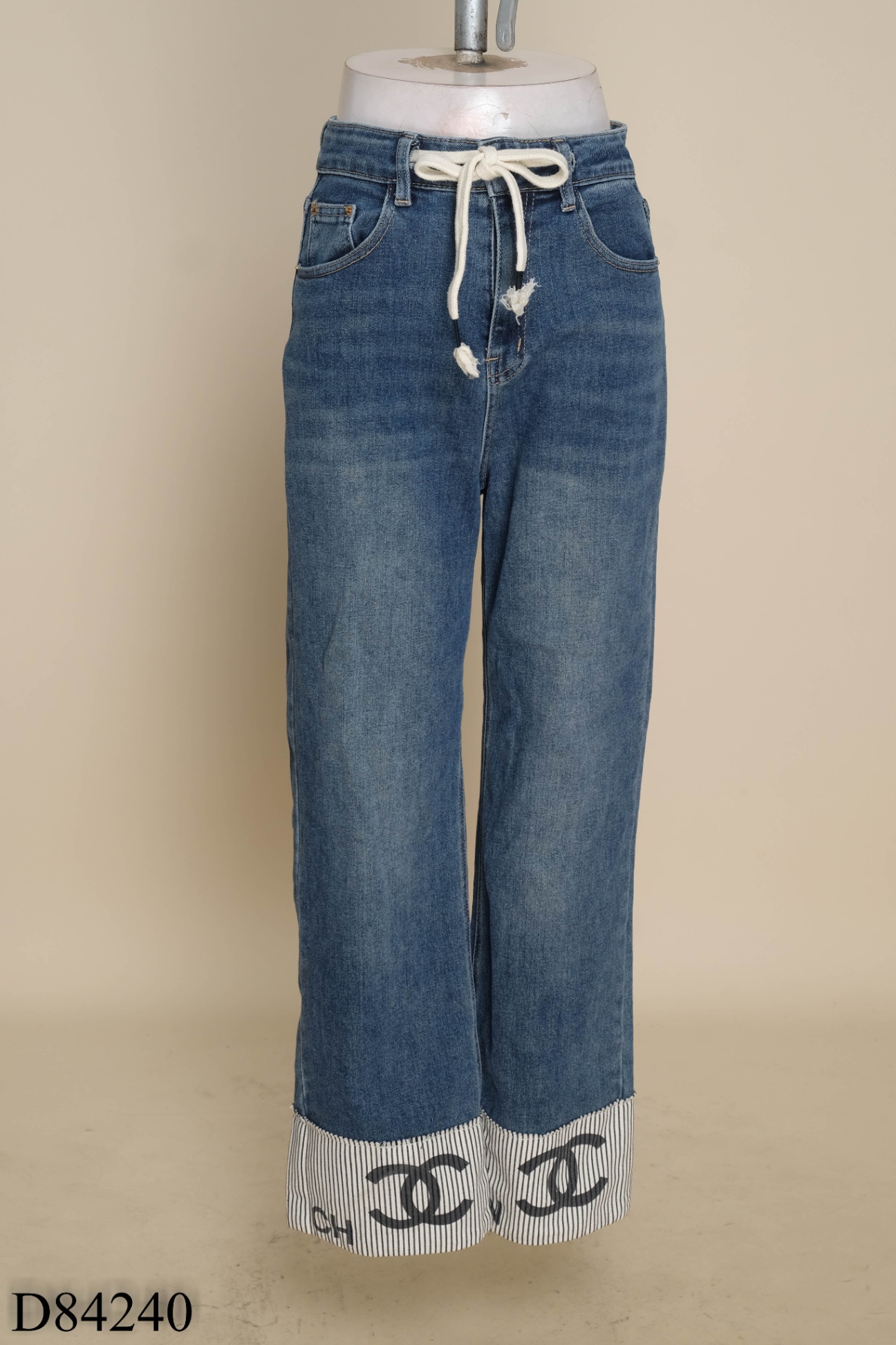 Quần jeans xanh gấu kẻ