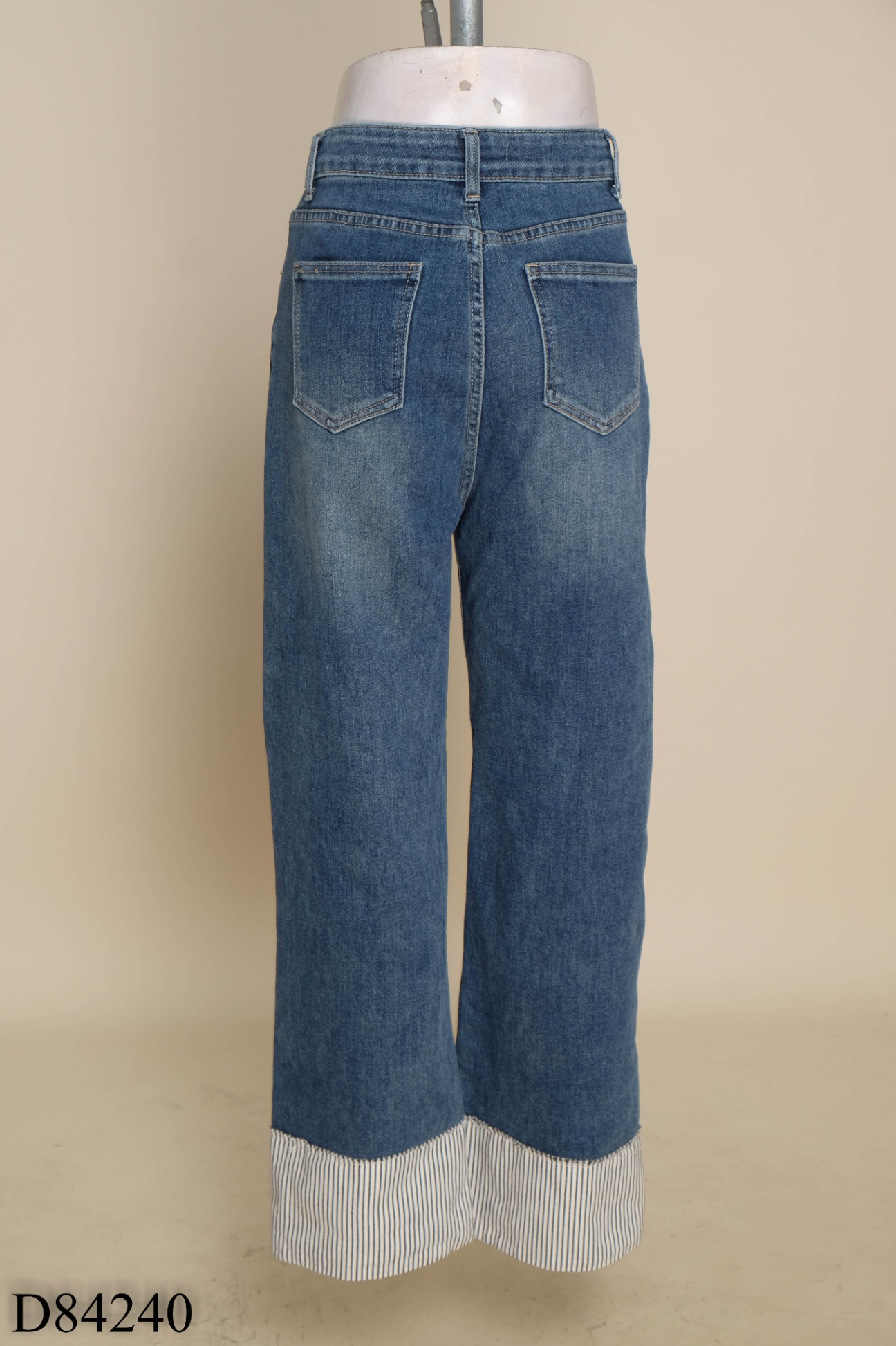 Quần jeans xanh gấu kẻ