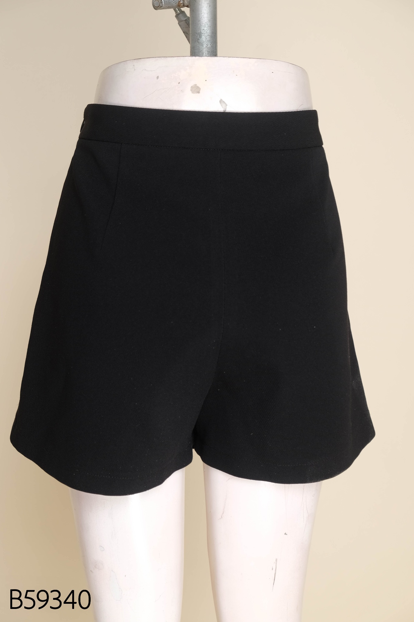 Quần shorts TIIN đen vạt