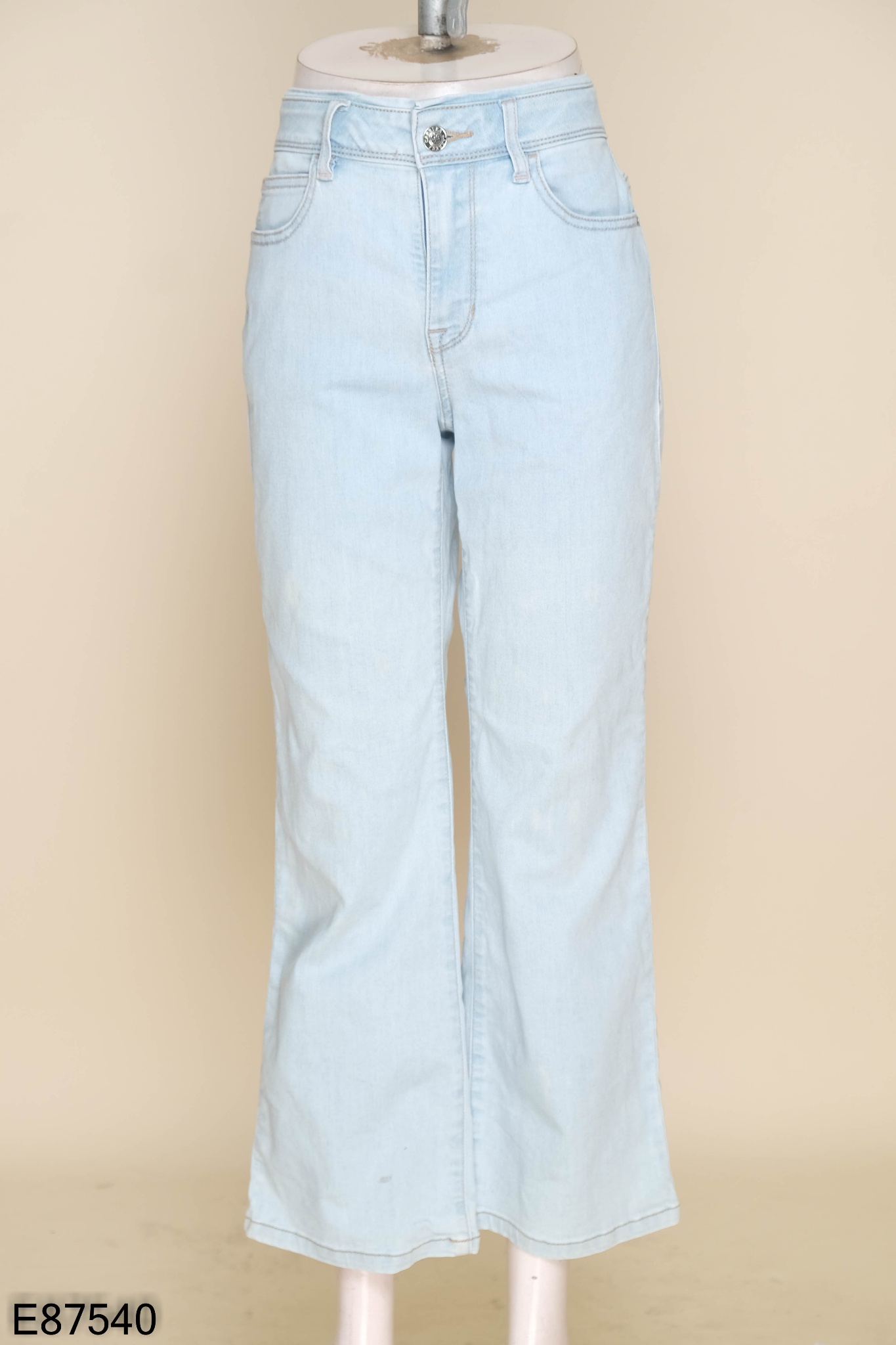 Quần jeans xanh nhạt