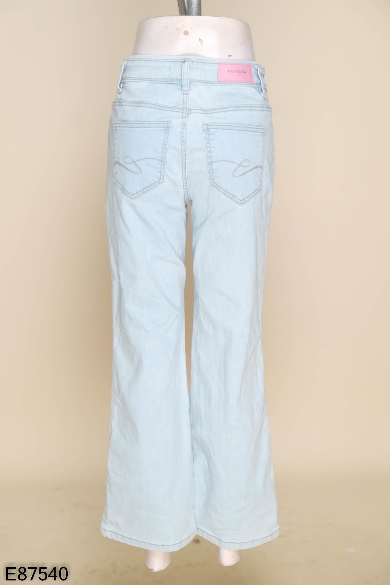 Quần jeans xanh nhạt