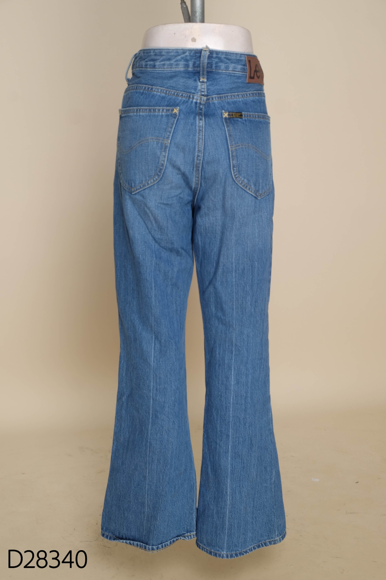 Quần jeans xanh trơn