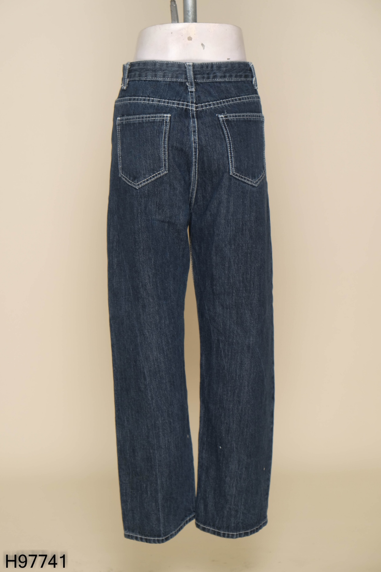 Quần jeans xanh viền chỉ trắng