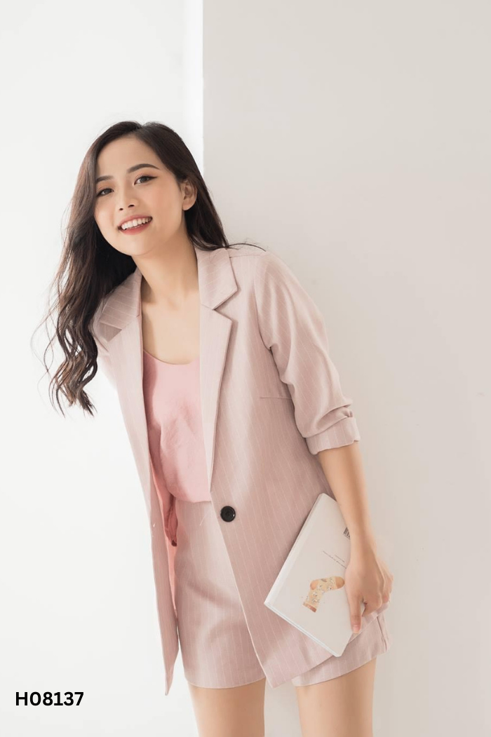 SET MAIIMER Blazer hồng kẻ trắng + quần short