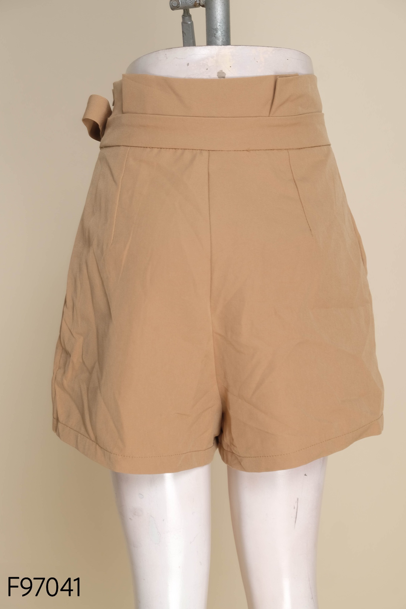 Quần shorts nâu cạp ly