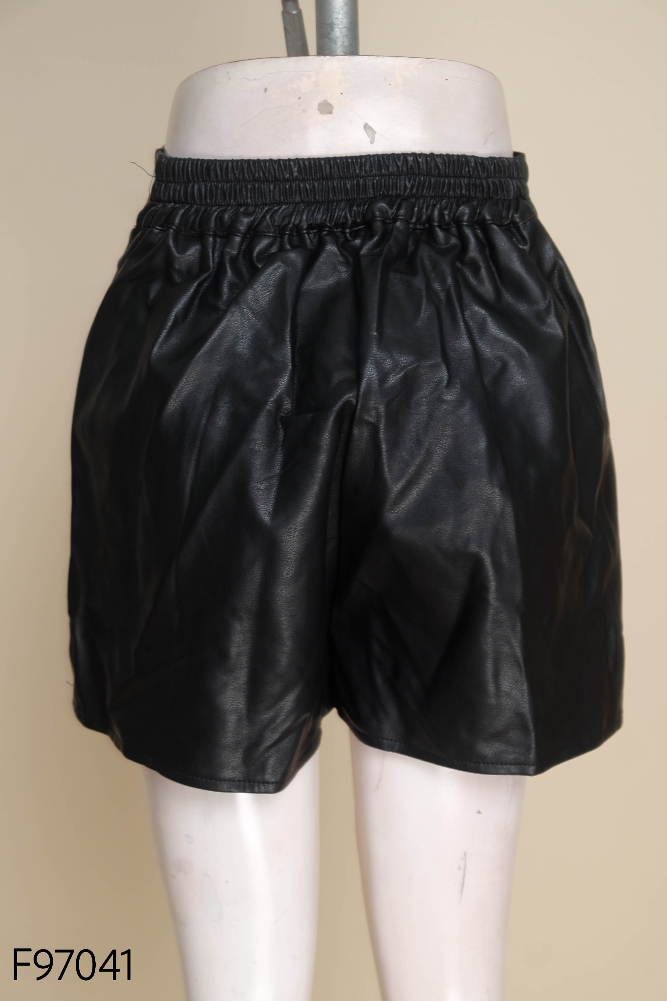 NEWTAG Quần shorts da đen