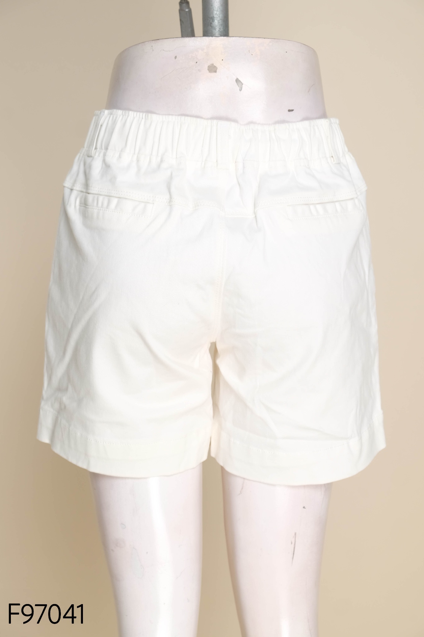 Quần shorts trắng