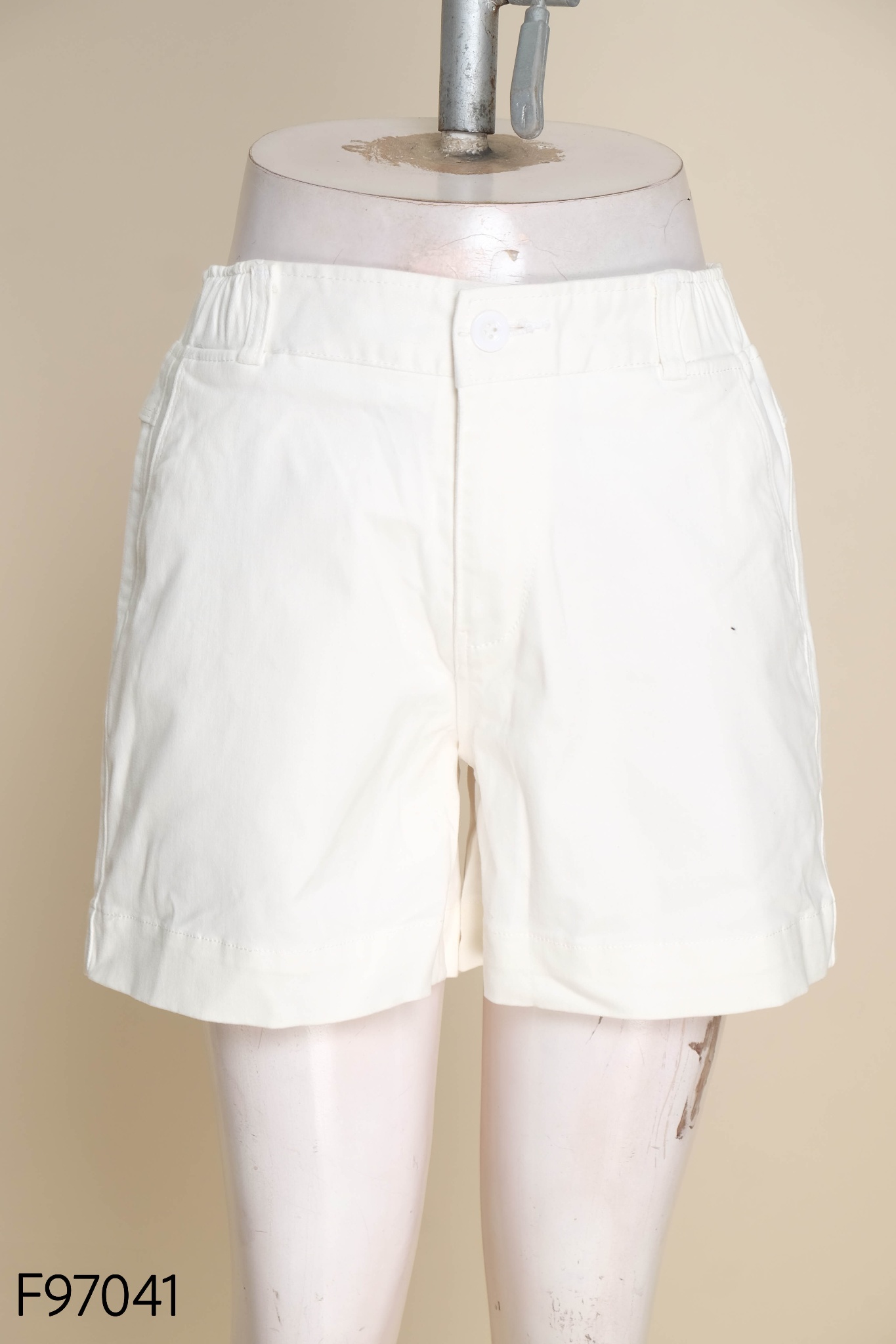 Quần shorts trắng