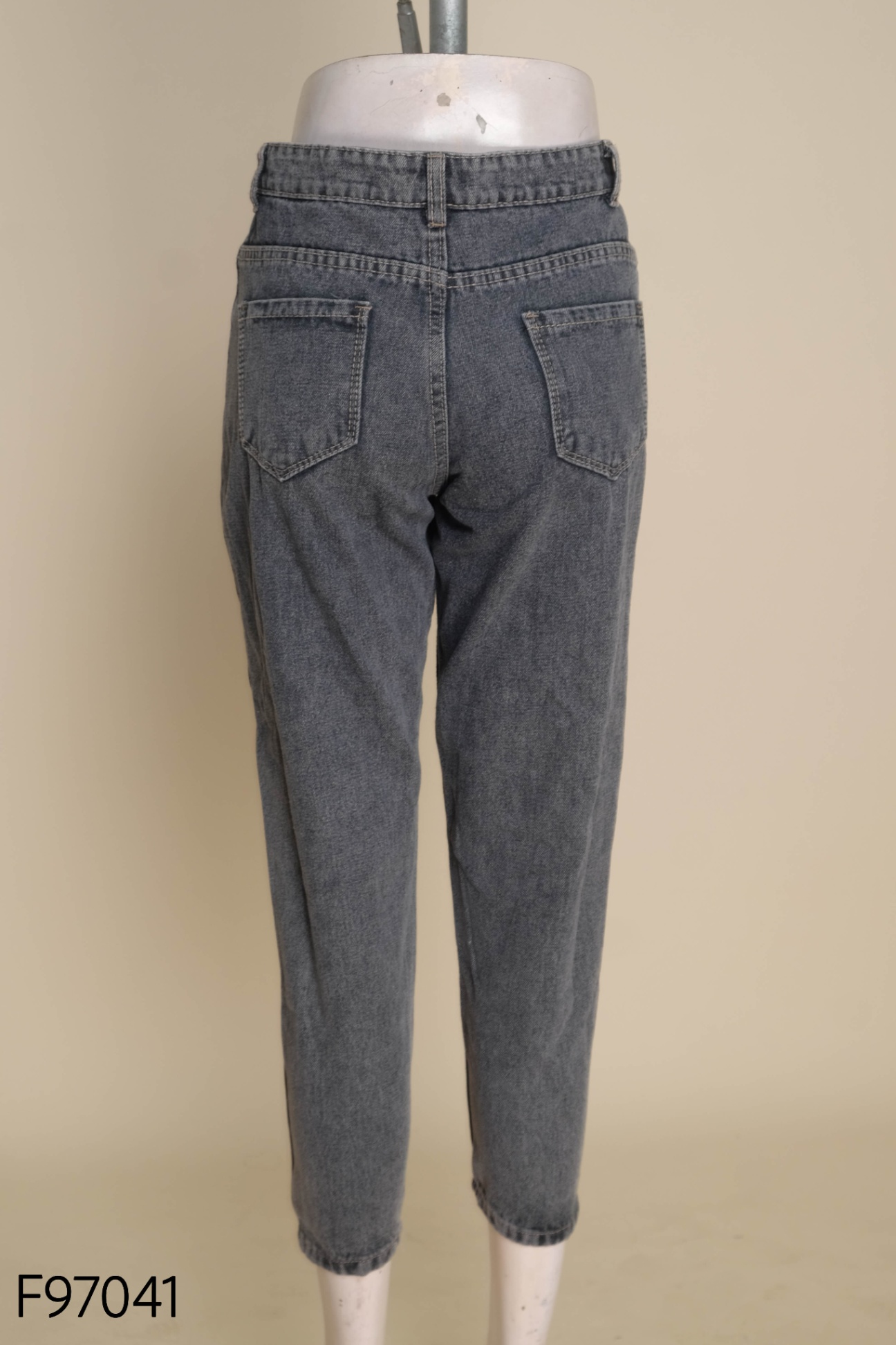 Quần jeans xám rách gối