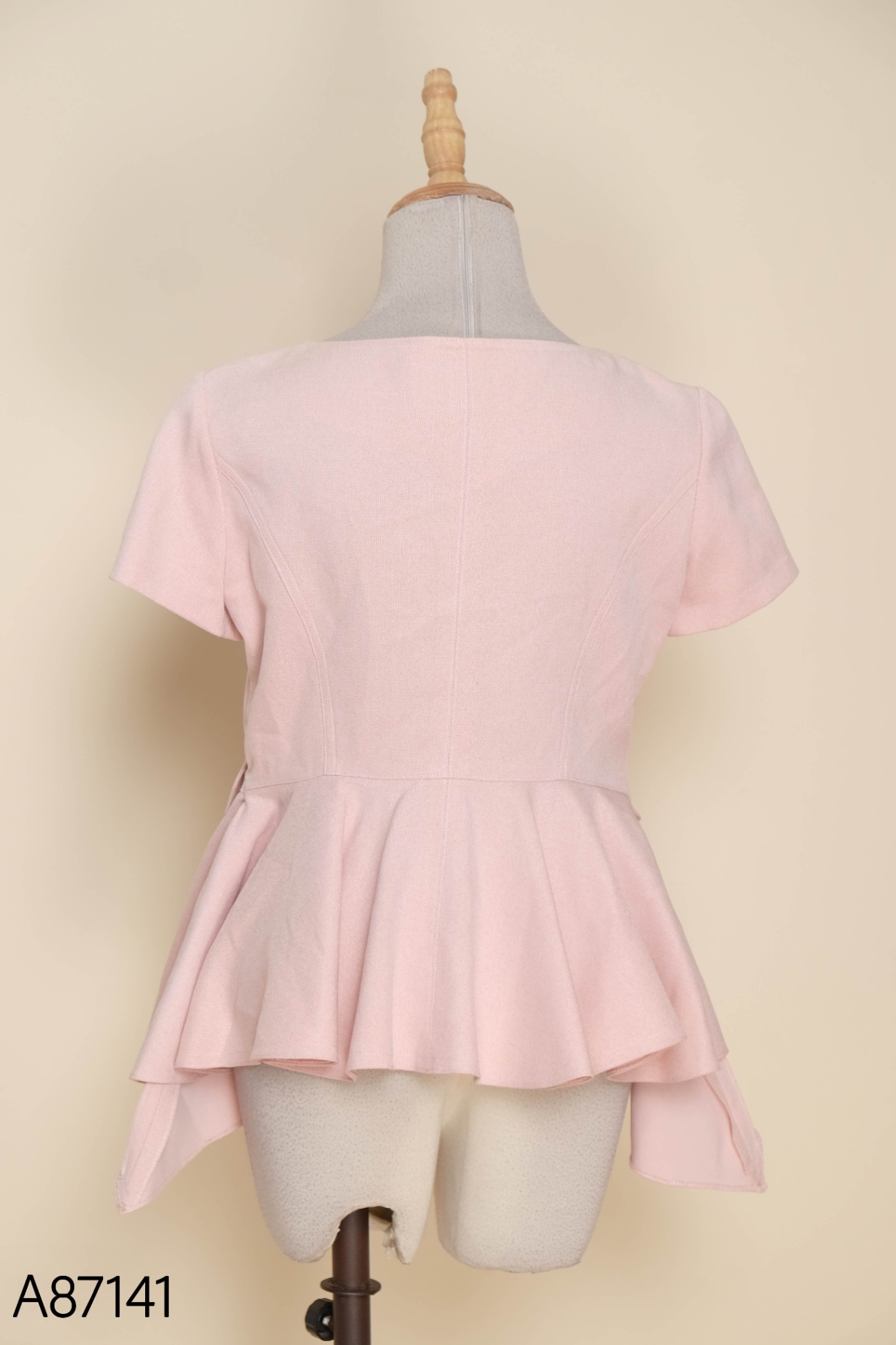 Áo peplum hồng phối khuy