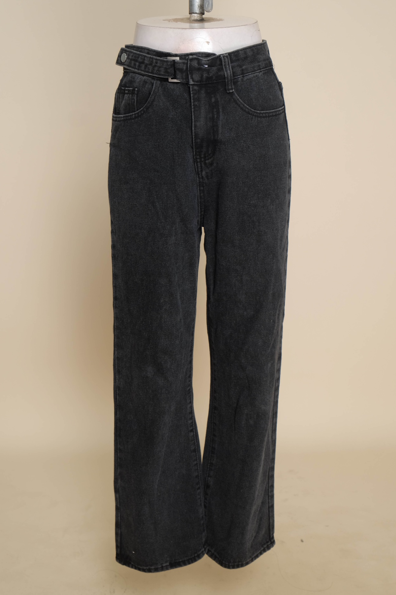 Quần jeans đen ống suông