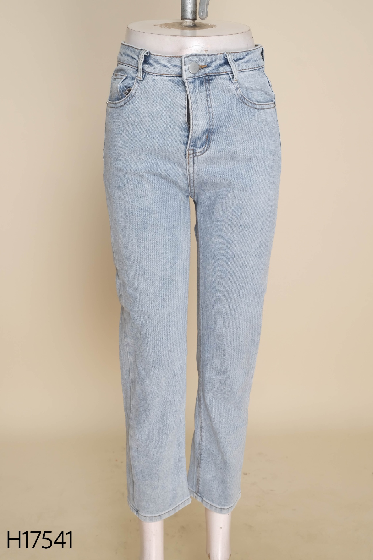 Quần jeans xanh nhạt