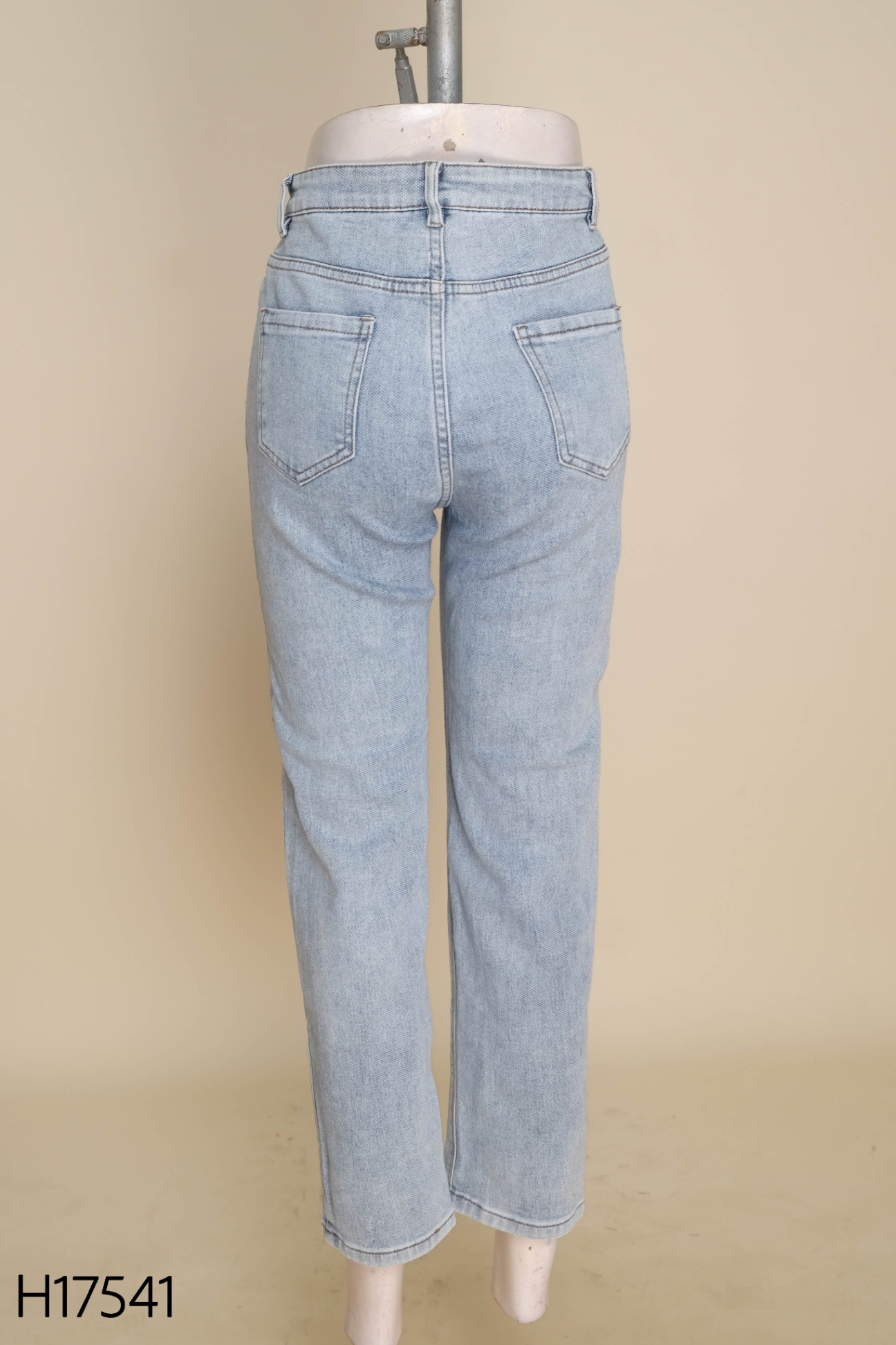 Quần jeans xanh nhạt