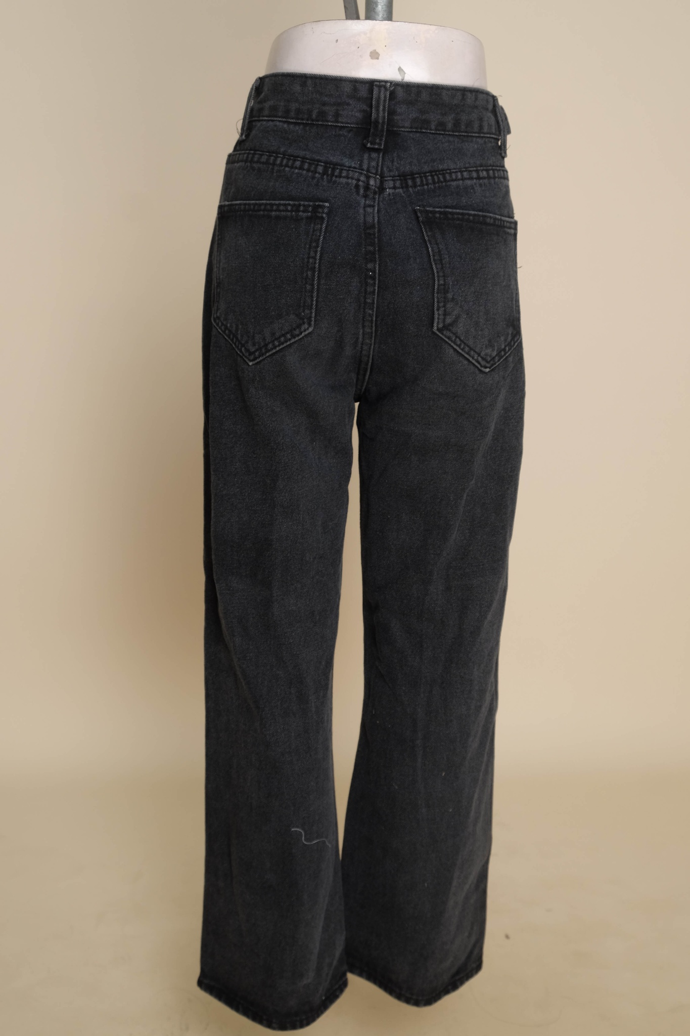 Quần jeans đen ống suông