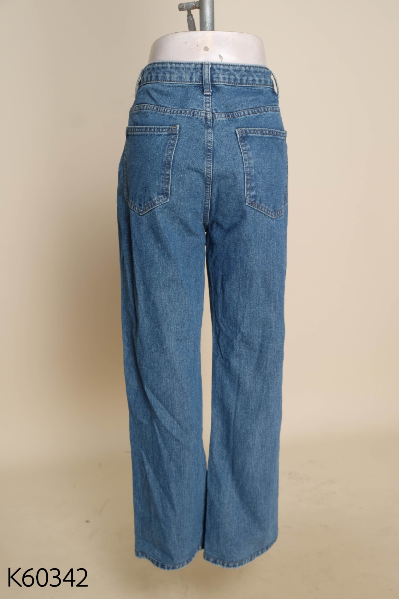 Quần jeans xanh in hình nơ