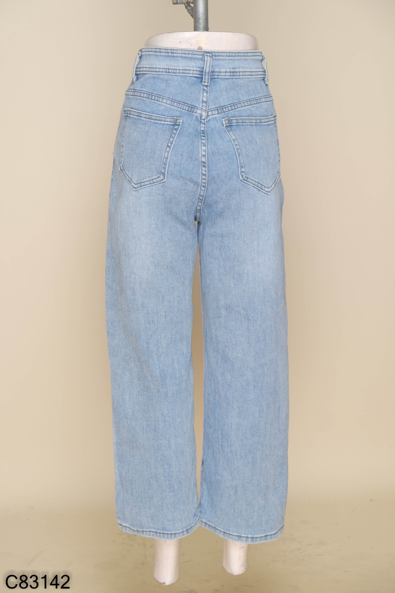 Quần jeans xanh nhạt