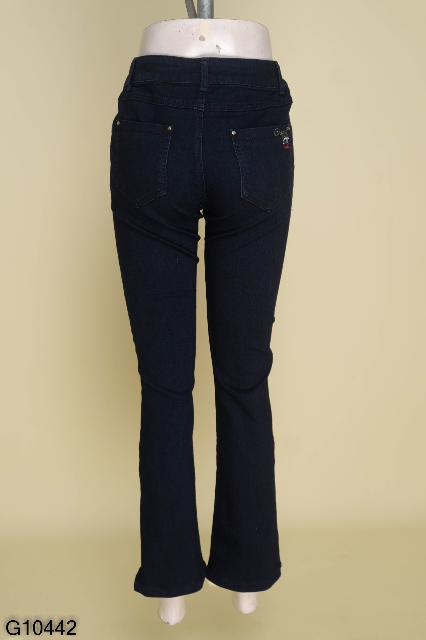 Quần jeans xanh đậm dáng loe