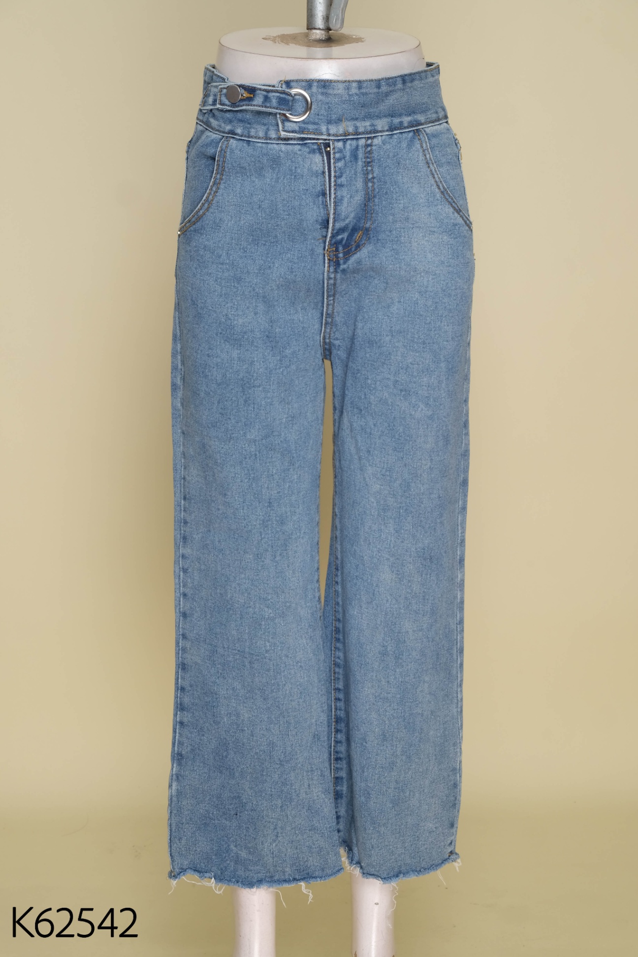 Quần jeans xanh cúc lệch