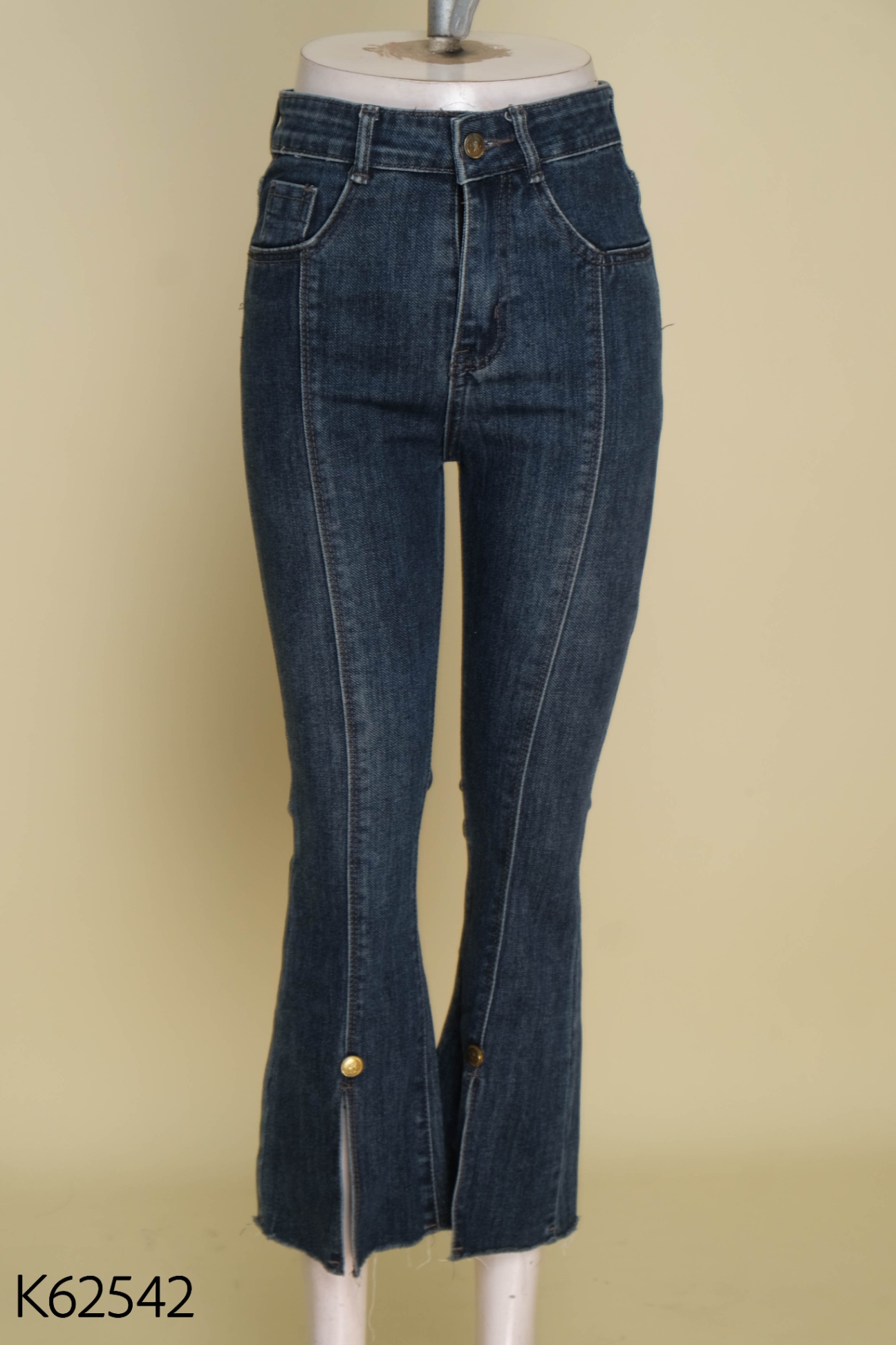 Quần jeans đen gân giữa xẻ gấu