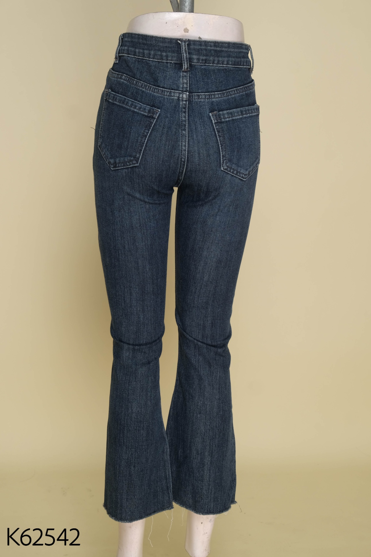 Quần jeans đen gân giữa xẻ gấu