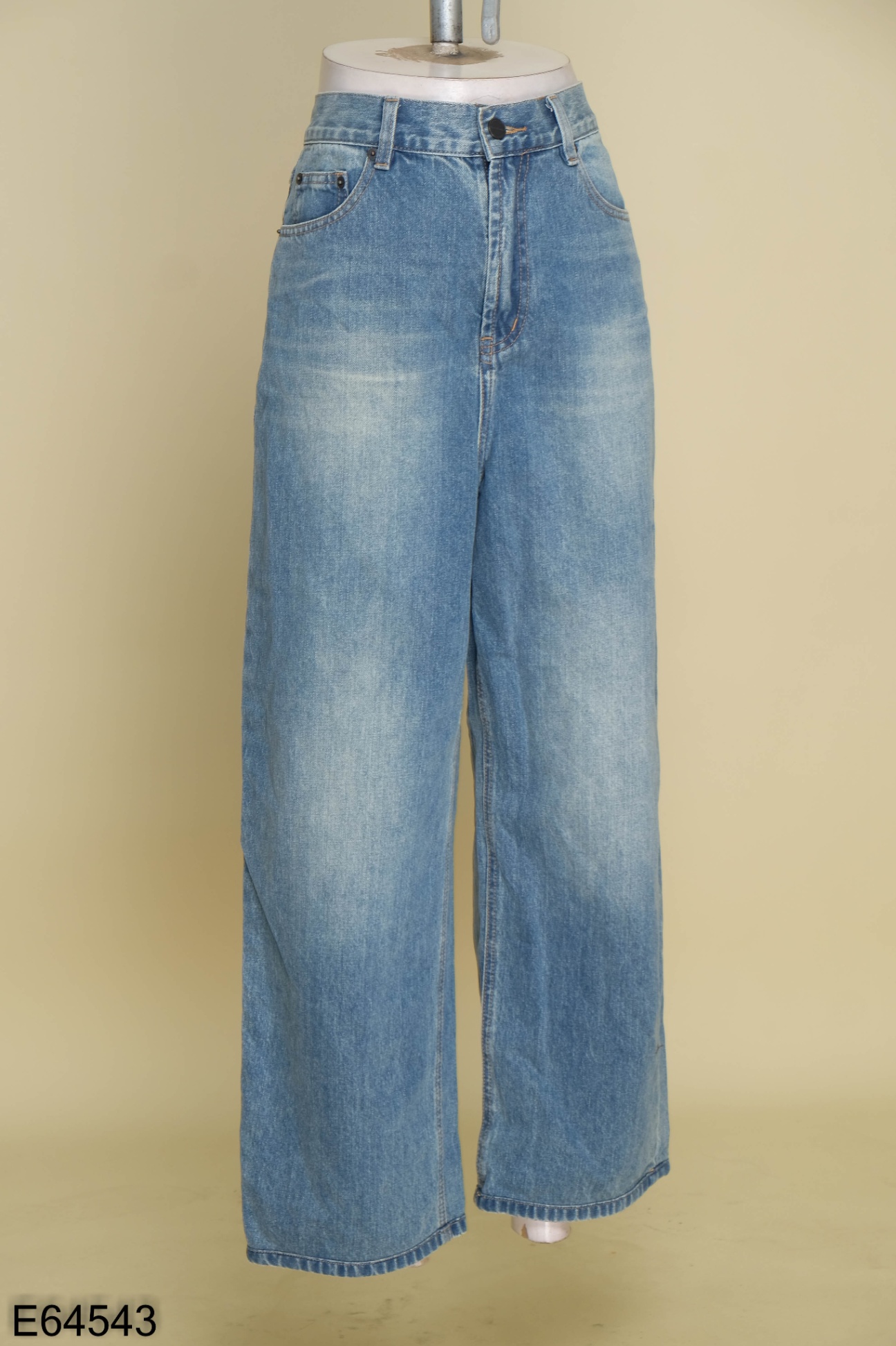 Quần jeans xanh ống suông