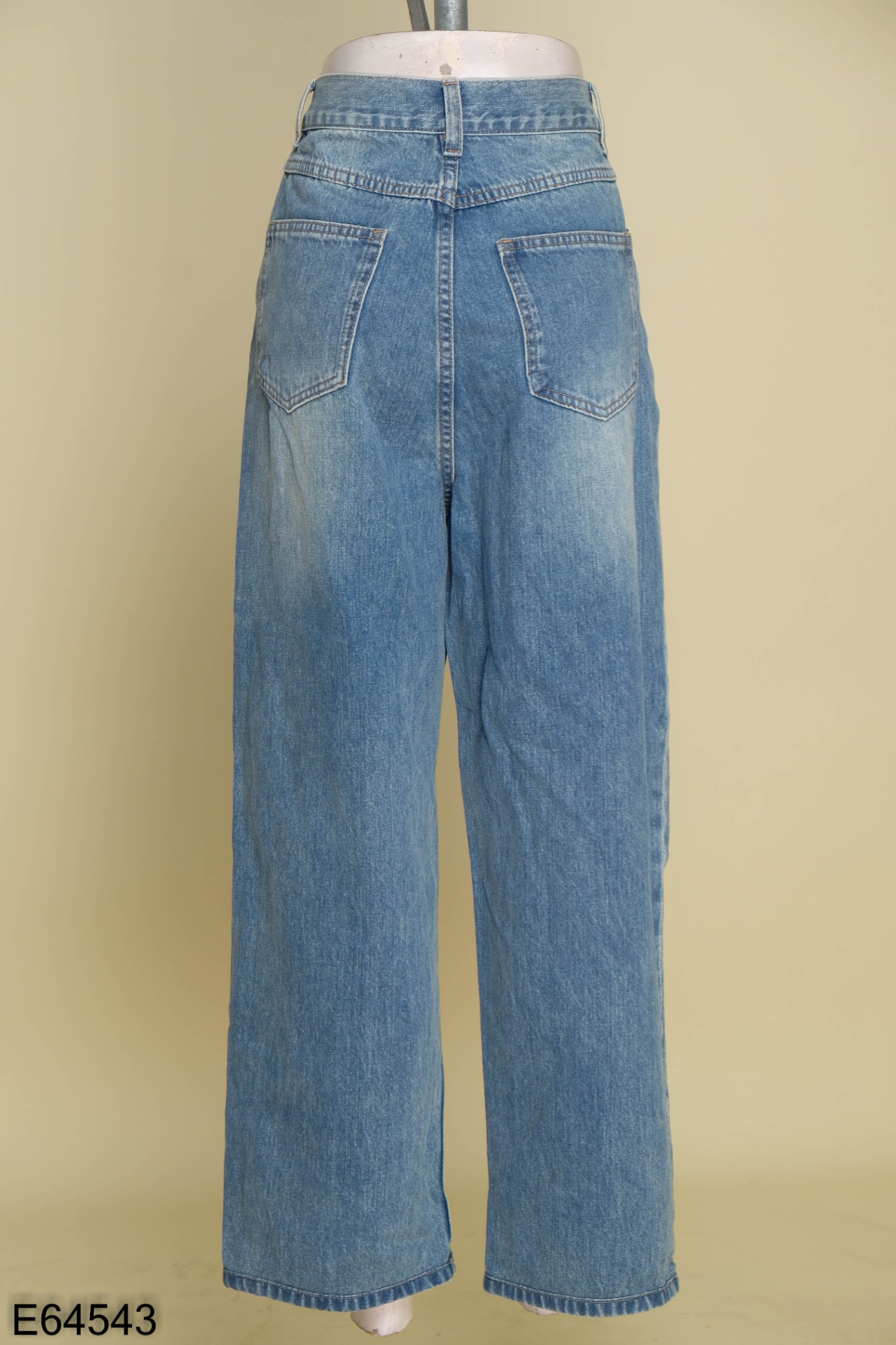 Quần jeans xanh ống suông