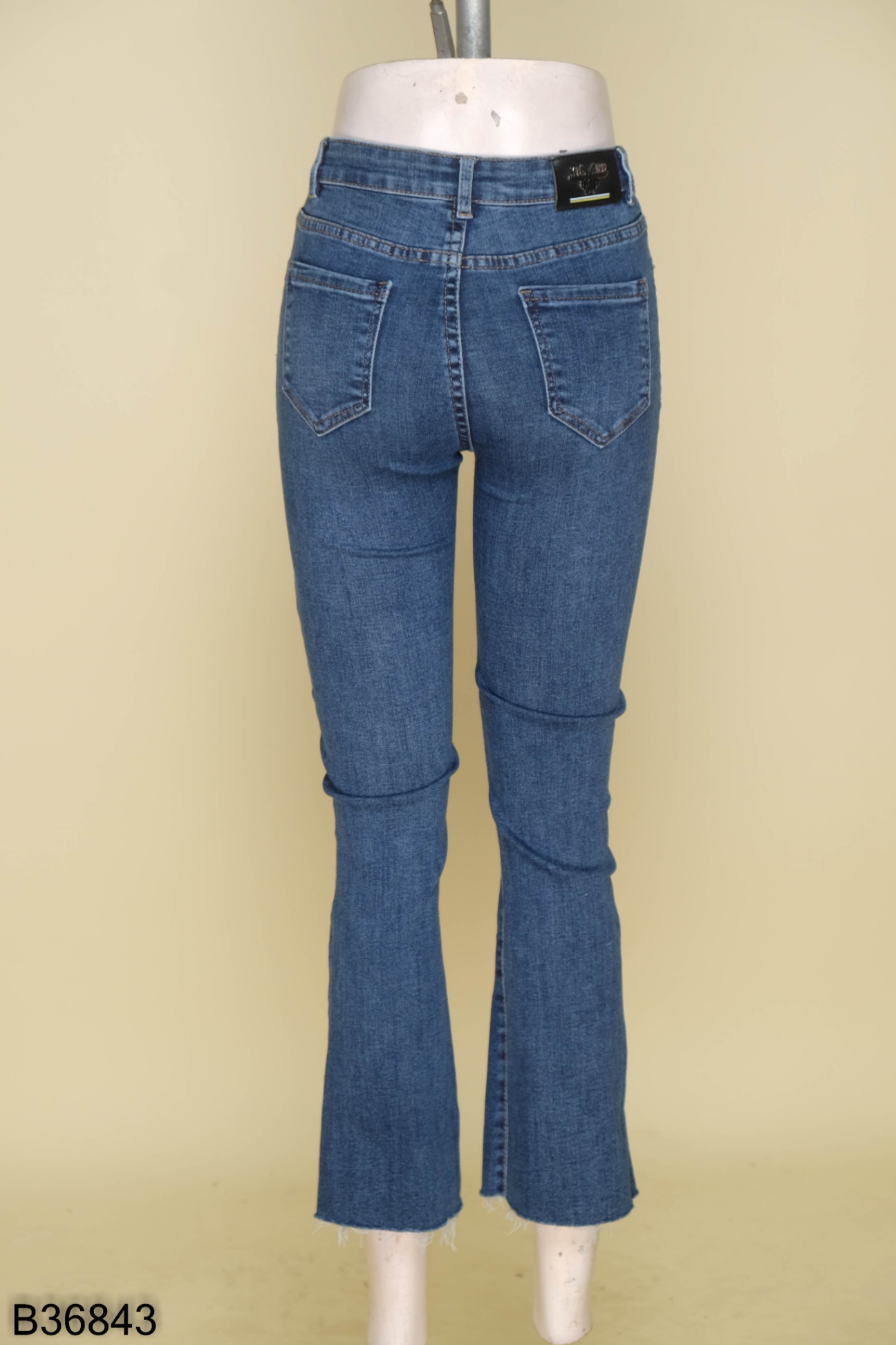 Quần jeans xanh cắt gấu