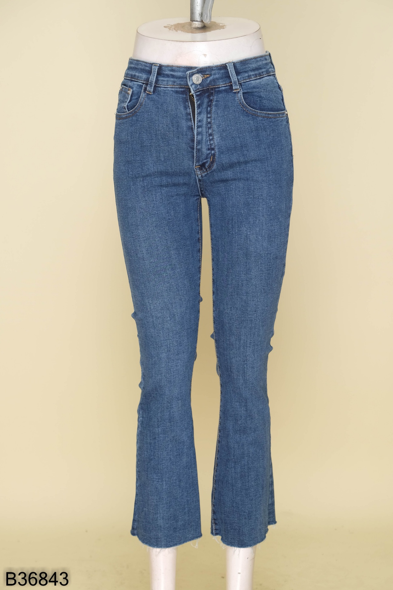 Quần jeans xanh cắt gấu