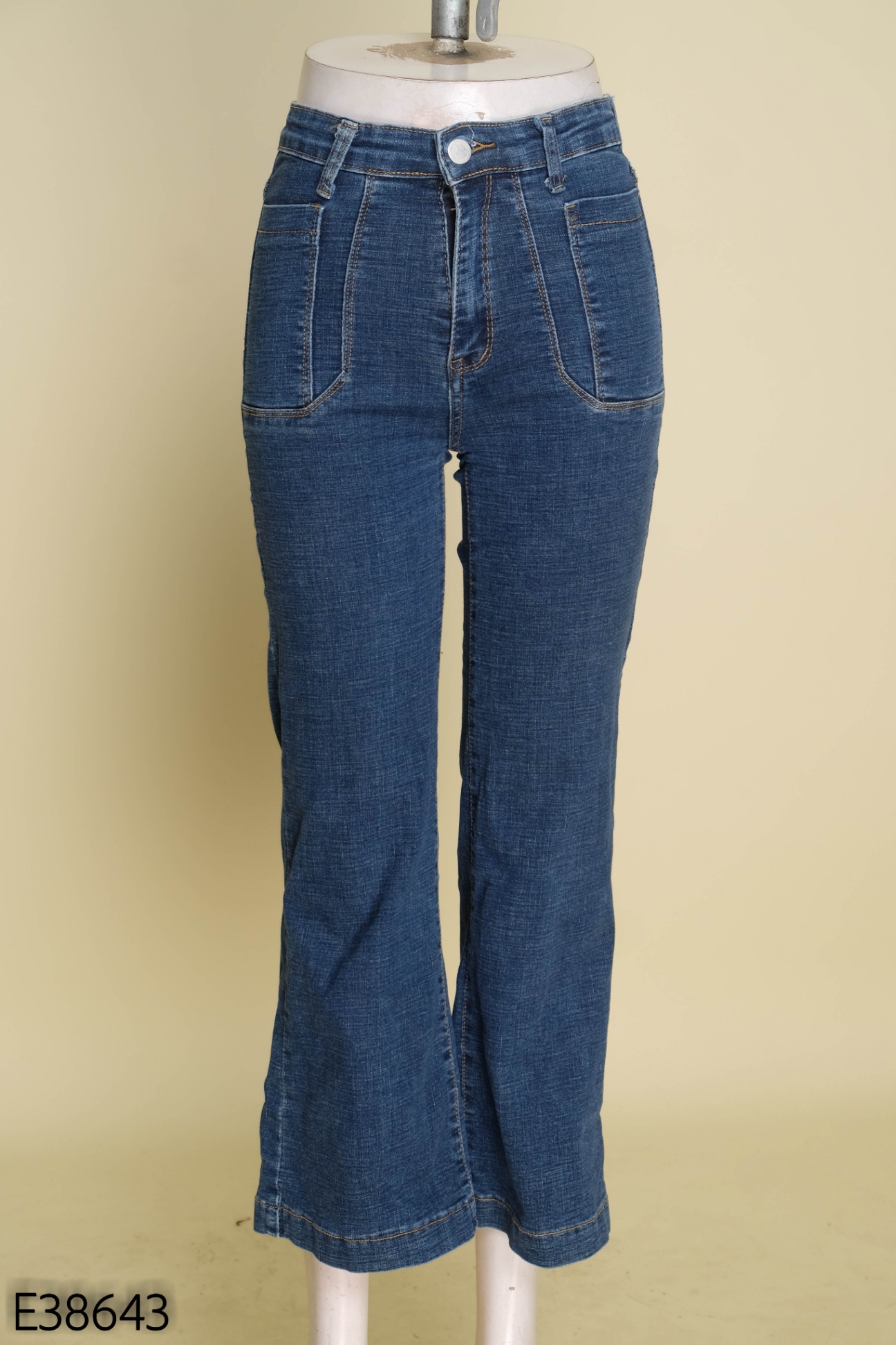 Quần jeans xanh ống loe