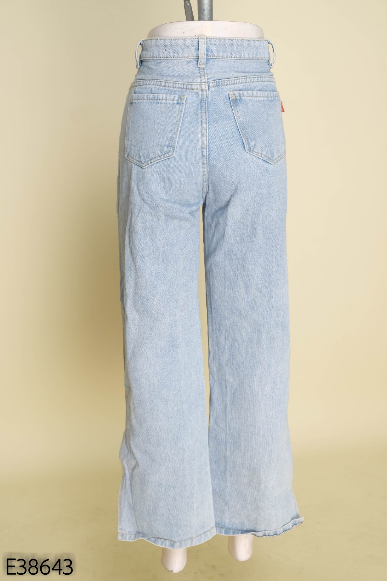 Quần jeans xanh nhạt ống loe