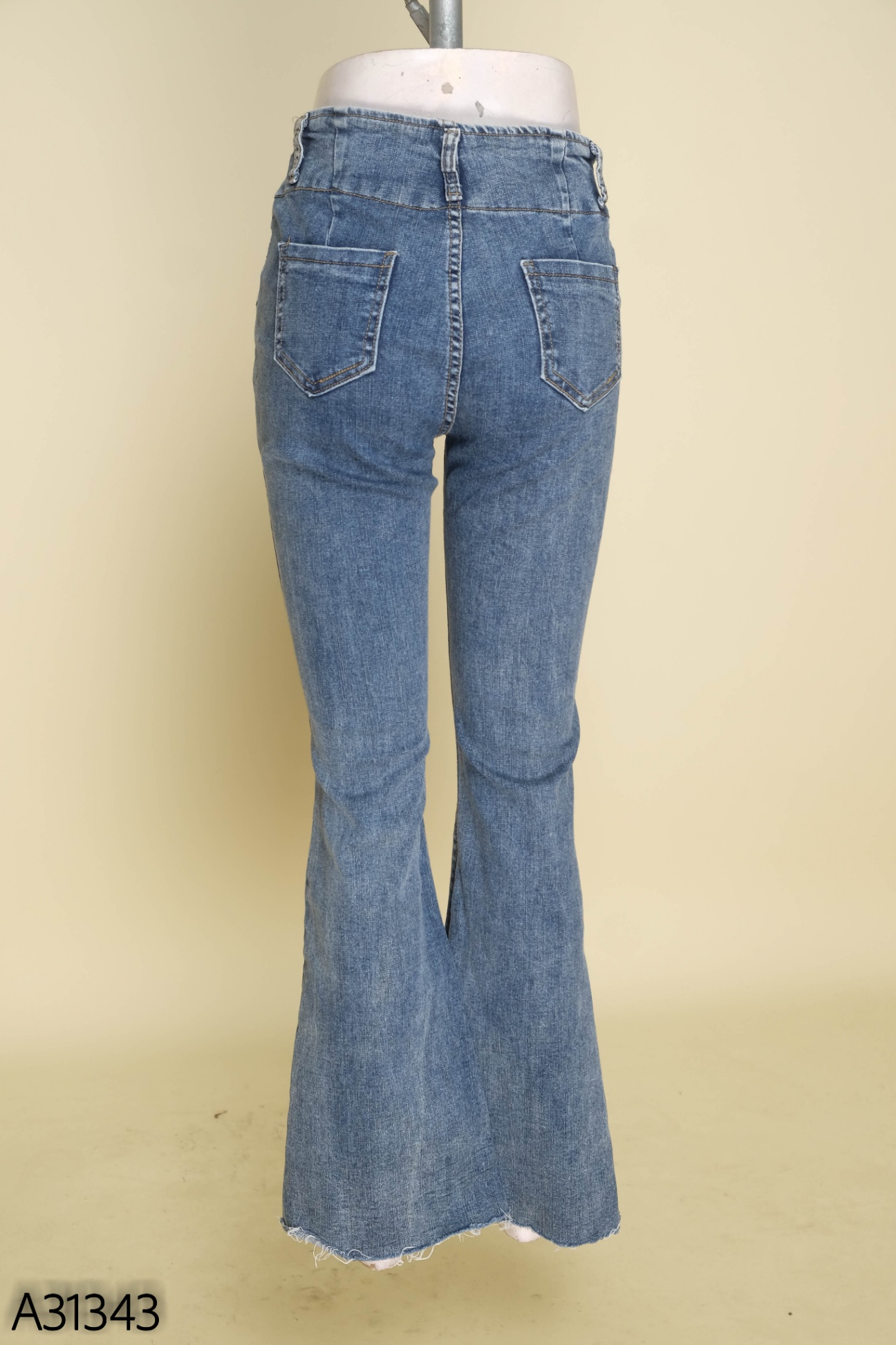 Quần jeans xanh ống loe 5 cúc