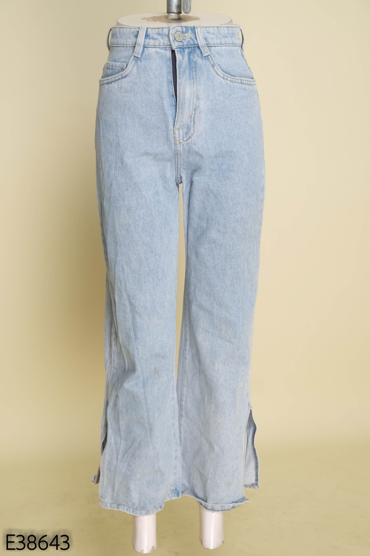 Quần jeans xanh nhạt ống loe