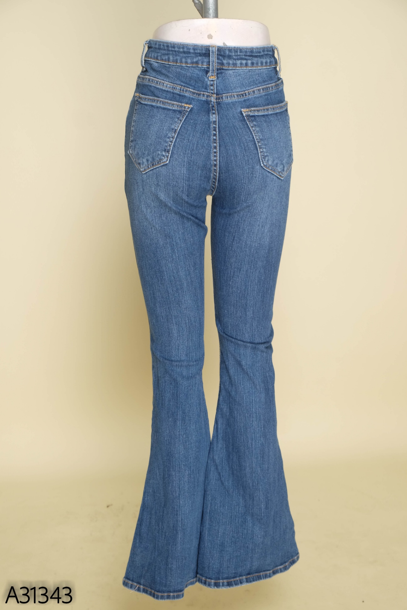 Quần jeans xanh trơn ống loe