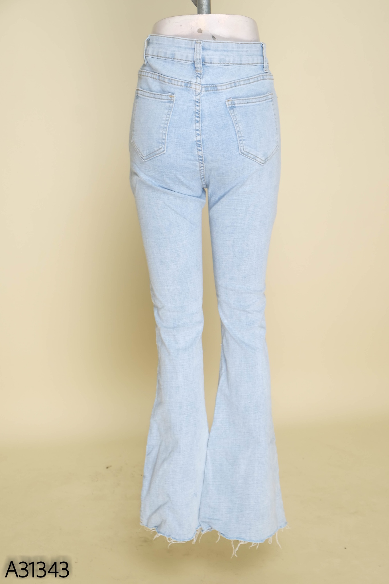 Quần jeans xanh ống loe cắt gấu