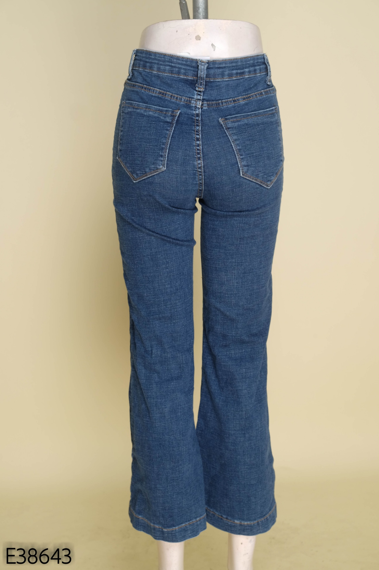 Quần jeans xanh ống loe