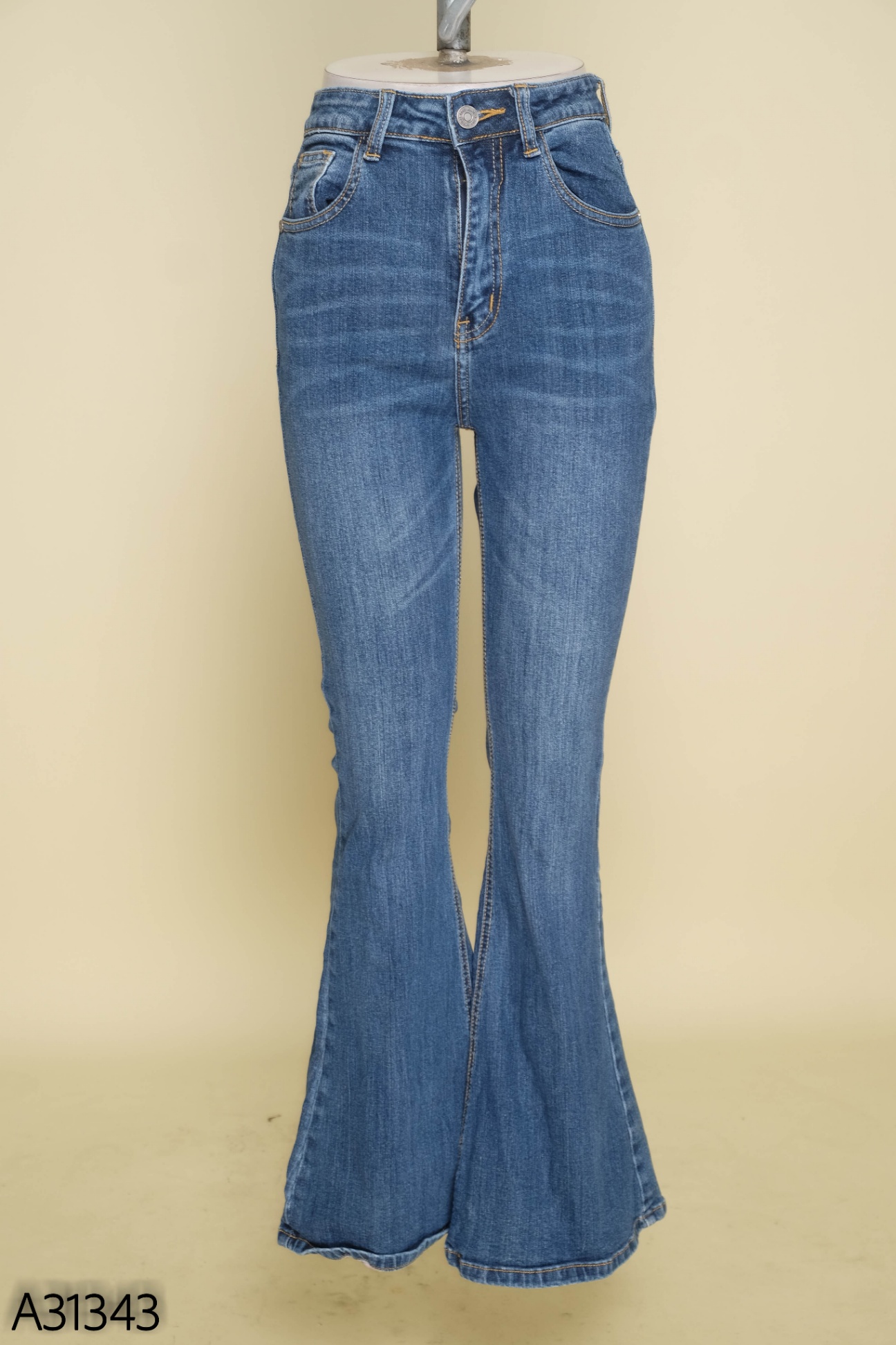 Quần jeans xanh trơn ống loe