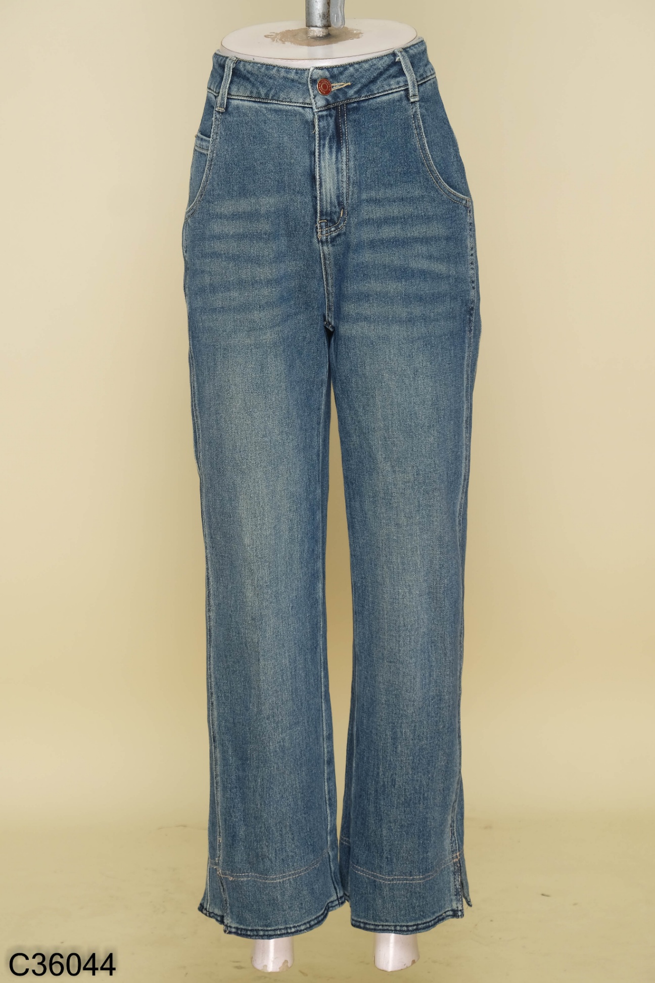 Quần jeans xanh xẻ gấu