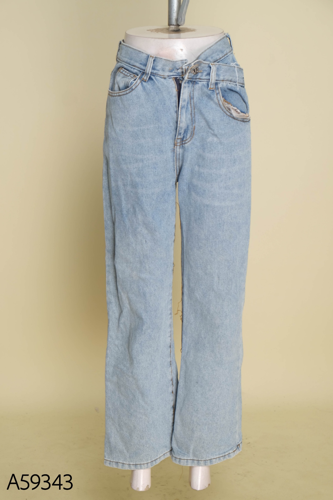 Quần jeans xanh eo chéo