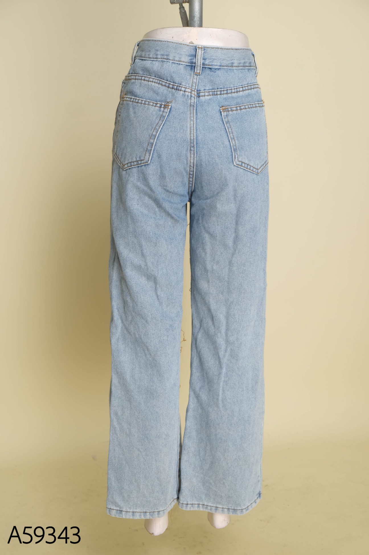 Quần jeans xanh eo chéo